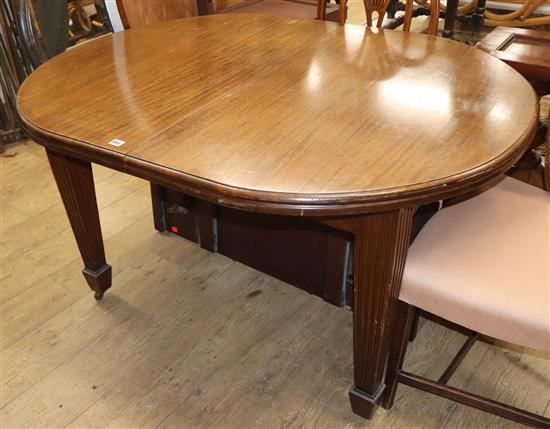 An Edwardian mahogany D-end extending dining table with two leaves length 137cm